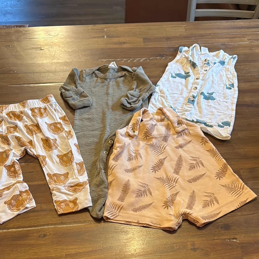 Kate Quinn set of 4 0-3 month-6-12 month gently used unisex